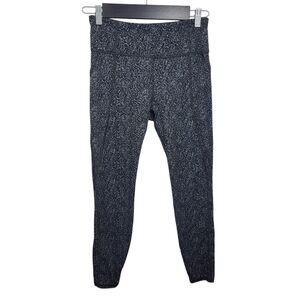 Athleta Lightning Static 7/8 Tight Size Medium Black White Elastic Waistband